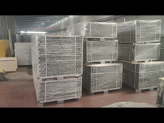 용융 아연 도금 원형 기둥이 포장되고 있습니다.