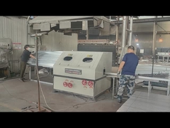 울타리 기둥에 액세서리 부착을 위해 구멍을 뚫고 있습니다.