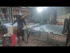 울타리 기둥은 고객이 원하는 크기로 용접되고 있습니다.