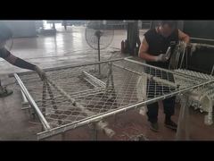 체인 링크 울타리가 프레임에 연결되고 있습니다.