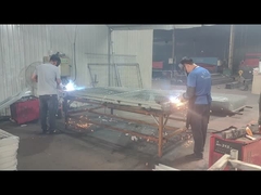 보안 울타리 용접 중