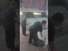 울타리 기둥 을 닦고 쌓고 있다