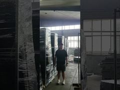 검은색 철제 팔레트가 있는 보안 울타리